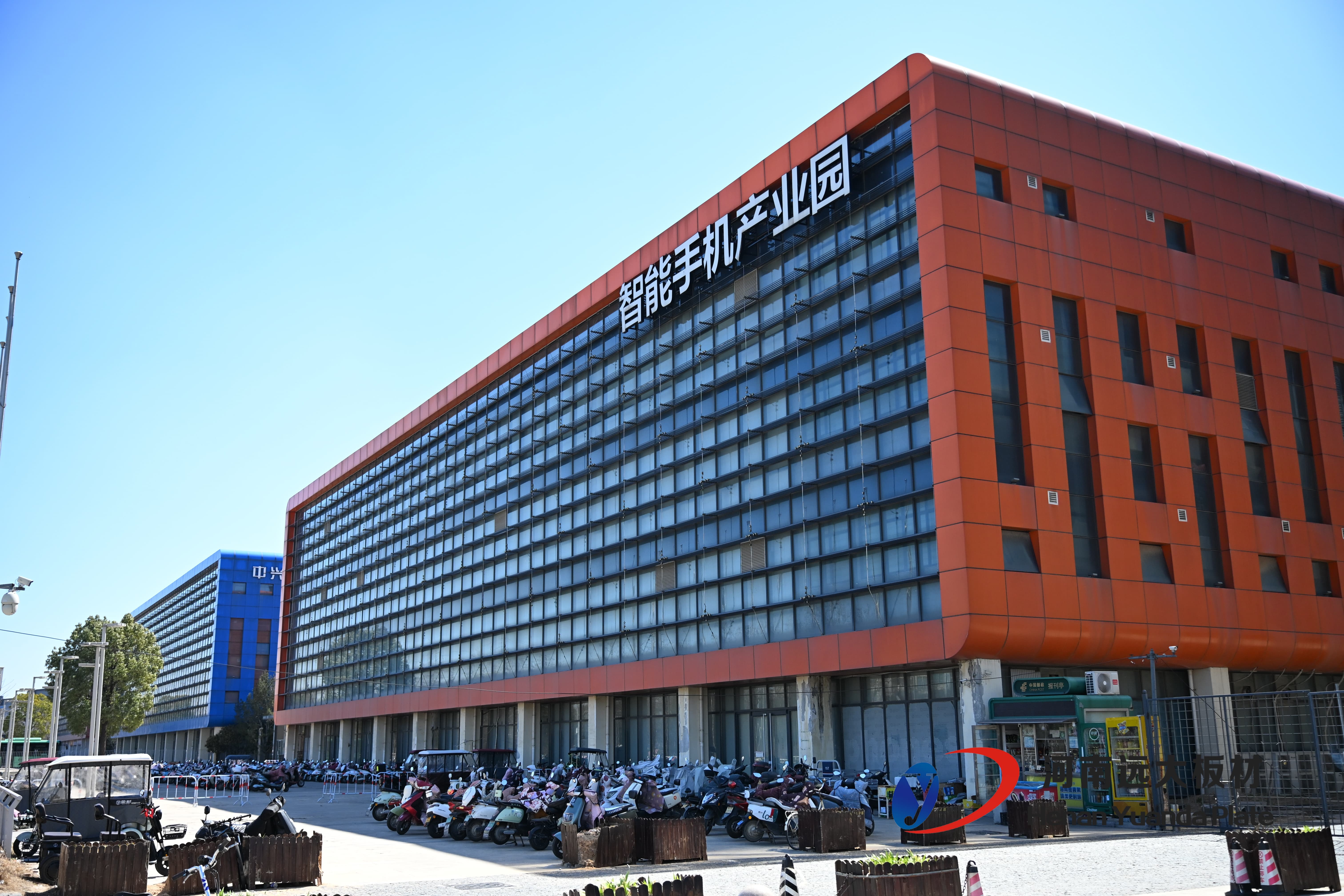 聚氨酯彩鋼板夾心巖棉板：建筑行業(yè)的優(yōu)質之選(圖1)